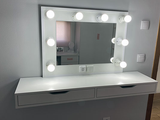 Espejo de camerino y maquillaje. Horizontal. Blanco. 80 x 60 cm.